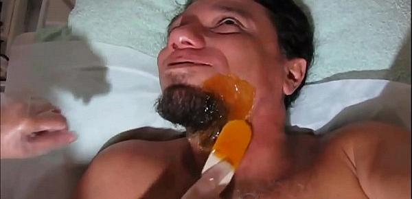  DEPILANDO A BARBA COM CERA QUENTE PARA GRAVAR PORNO CHUPANDO AS NINFETINHAS NOVINHAS